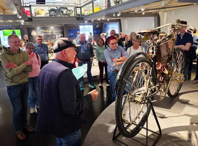 Beim Rundgang herrsche Begeisterung über die Vielfalt der Exponate | Foto: Karl-Heinz Leitz