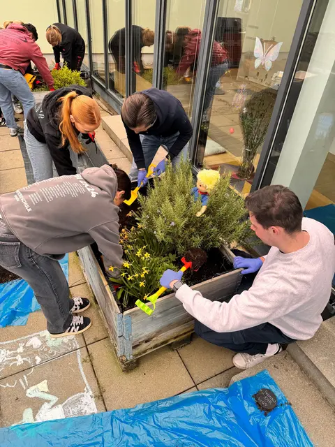 Bild: Auszubildende der Firma Bechtle AG  | Foto: Quelle: SLK-Kliniken