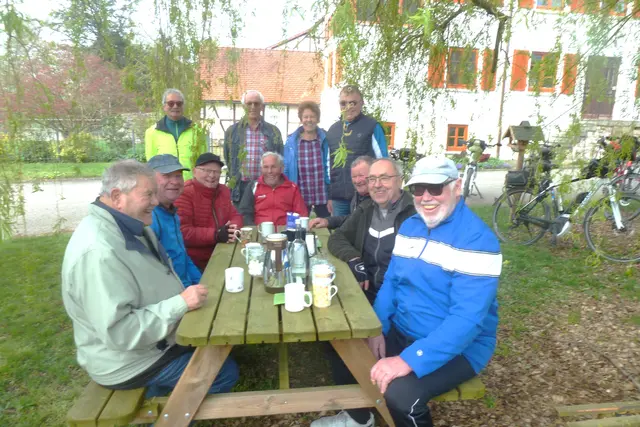 Die Eberstaler Stammtisch-Radler mit Gastgeber-Familie in Tierberg | Foto: Stefan Keppler