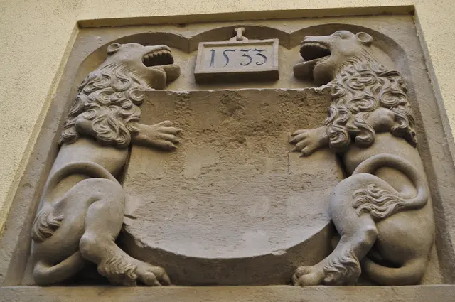 Dieser Wappenstein im Innenhof mit der Jahreszahl 1533 zeigt den Abschluss des Wiederaufbaus an. Allerdings sind die Wappen auf dem Stein kaum noch zu erkennen. | Foto: Daniela Somers