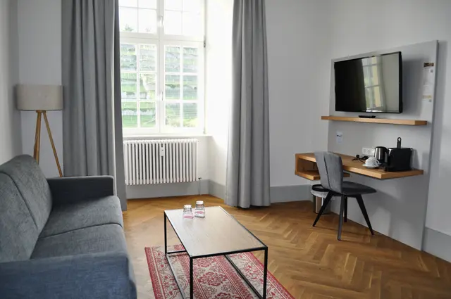 Wir durften auch einen Blick in die Hotelzimmer werfen. Sieht doch sehr gemütlich aus. Und der Blick aus dem Fenster zeigt genau auf die Himmelstreppe. | Foto: Daniela Somers