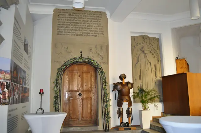 Die Geschichte ist überall präsent. Hier sieht man eine Inschrift aus dem Jahr 1529. | Foto: Daniela Somers