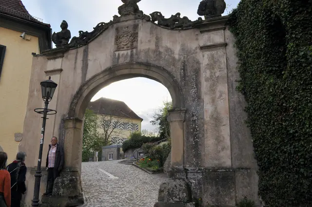 Hier am Torbogen zeigt uns unser Stadtführer Leo Achtziger wo ursprünglich der Pranger war und wie man dort stehen musste. | Foto: Daniela Somers