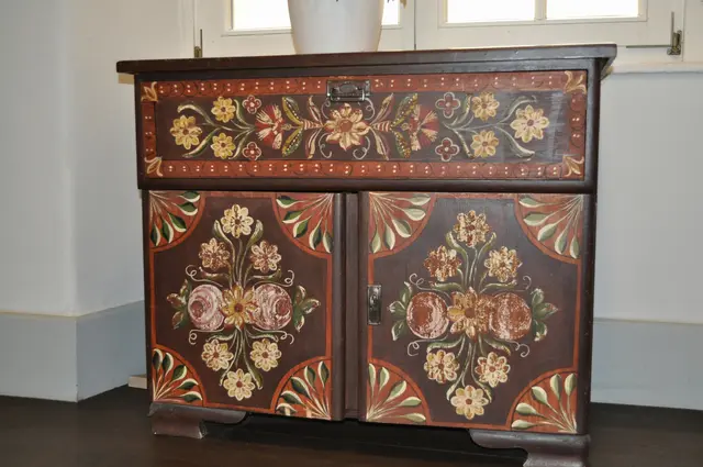 Auch dieses schöne Schränkchen steht im Treppenhaus | Foto: Daniela Somers