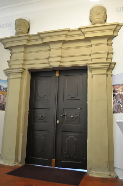 Dieses schöne Portal führt zum Jugendstilsaal. Einstmals war hier die Schlosskapelle. | Foto: Daniela Somers