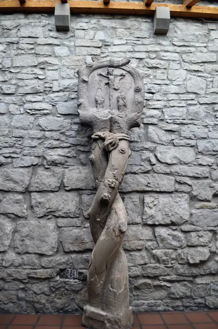 Dieser tolle Bildstock ist aus dem Jahr 1516! Er sollte die Menschen erstaunen. Denn wer kann schon Stein biegen? | Foto: Daniela Somers