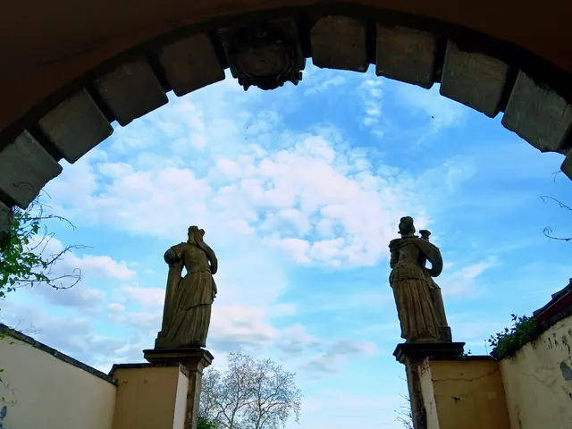 Die Rückseite der Figuren über dem Eingangs-Portal.  | Foto: sigischlottke