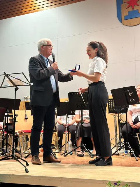 Ehrung durch den Landesblasmusikverband für 10-jährige Tätigkeit in der Vorstandschaft für Isabell Ungerer  - v.l.n.r.: Rainer Hoffmann, Isabell Ungerer | Foto: privat: Ramona Wagner