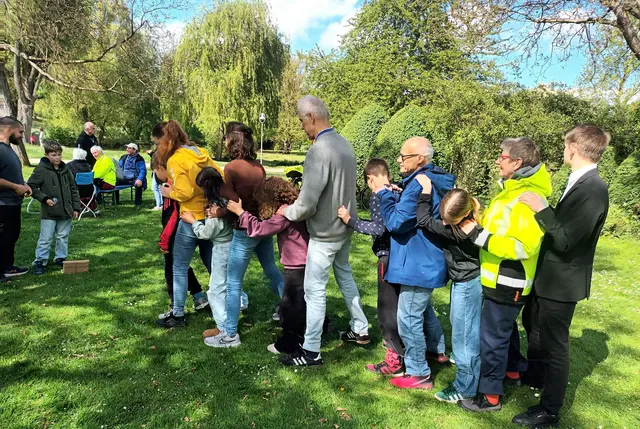 Die 'Spiele ohne Grenzen' auf dem Internationalen Pfingstjugendtreffen sind Mannschaftsspiele für gemischte Mannschaften aus Kindern und Jugendlichen. Das Training ist Teil der warmup - Treffen im Wertwiesenpark.  | Foto: MLPD
