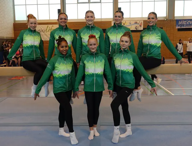 Die Oberligaturnerinnen der TG Böckingen freuen sich riesig über ihren Sieg
Vorne v.l.: Paula Berroth, Charlotte Meißner, Malu Fleßner; hinten v.l.: Antonia Seipel, Pauline Homann, Antonia Alicke, Youna Bracke, Amelie Pfleil
 | Foto: Foto privat