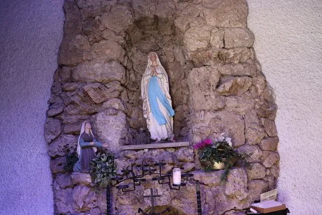 Lourdesgrotte in der Kirche | Foto: Marga Specht