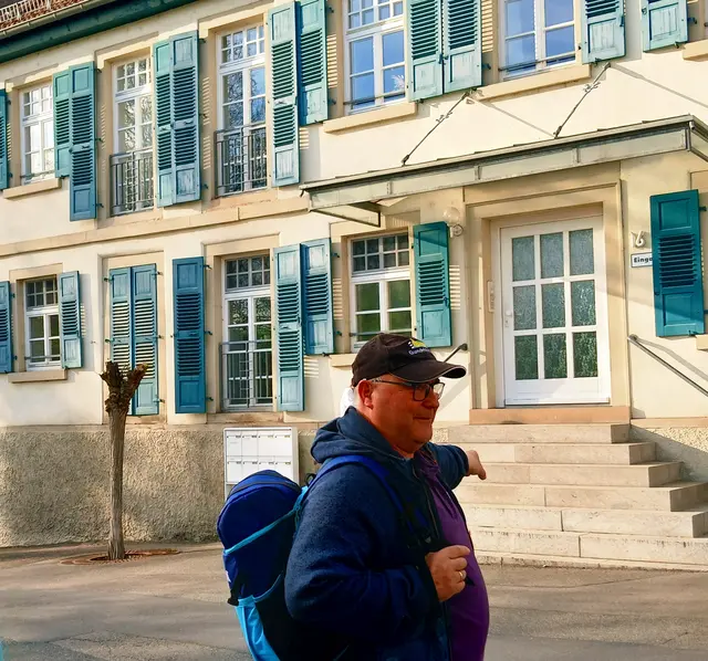 Pius Haaf deutet auf die Treppe, auf der Theodor Heuss einst bei einer Abifeier stürzte und sich die Schulter verletzte.  | Foto: sigischlottke