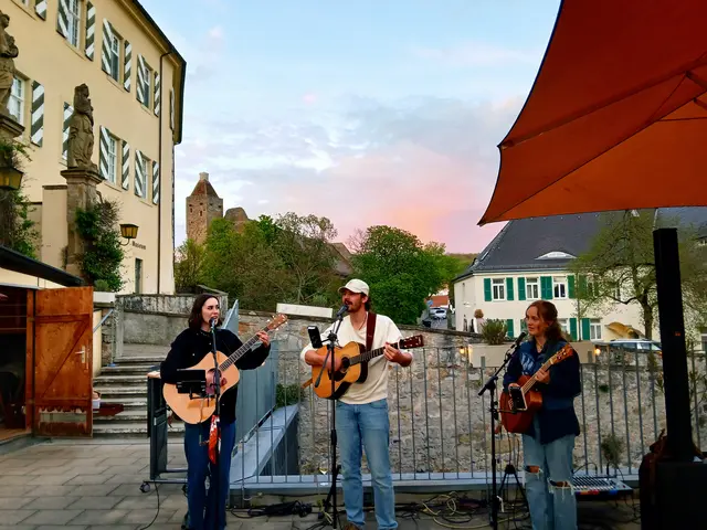 Wir lauschen wunderschöner Musik und Gesang der Gruppe "Mille und die Weichhölzer" und genießen den lauen Frühlingsabend in diesem tollen Ambiente. Es fühlt sich wie Urlaub an.  | Foto: sigischlottke