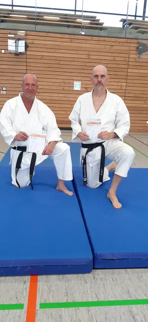 (Von links): Steffen Kuhn und Jens Haar (beide vom Karateverein Eppingen) präsentieren ihre Urkunden des Deutschen Sportabzeichens | Foto: Karateverein Eppingen