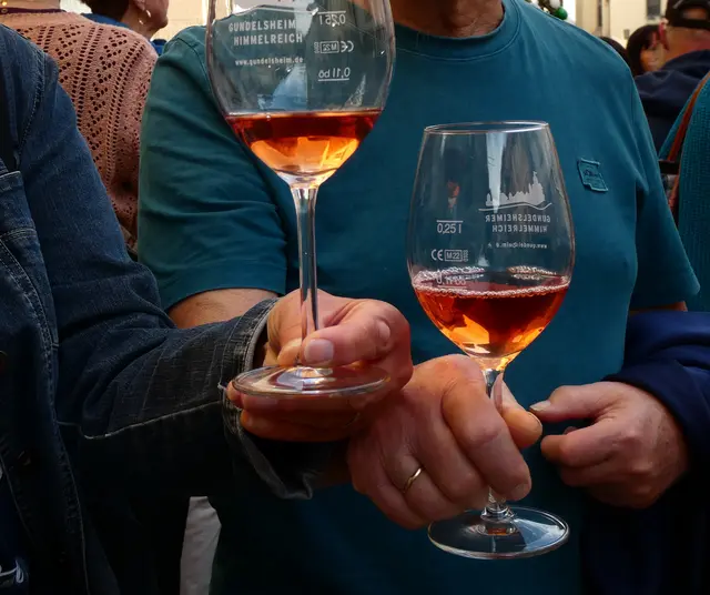 Es ist das schwäbische Nationalgetränk, ein Trollinger.  Hier wird er als Trollinger rosé verkostet.   | Foto: sigischlottke