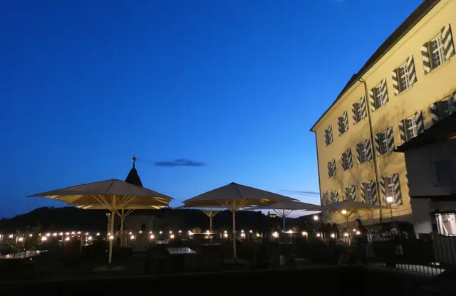Die Terrasse ist romantisch beleuchtet.  | Foto: sigischlottke