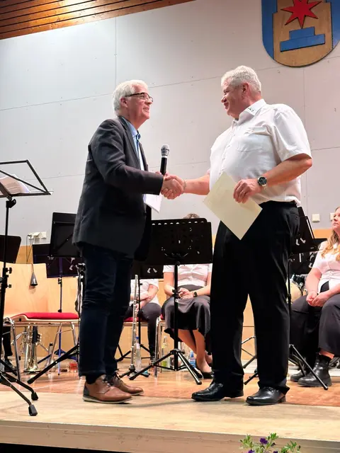 Ehrung durch den Landesblasmusikverband für 25-jährige Tätigkeit in der Vorstandschaft für Dirk Brauner  - v.l.n.r.: Rainer Hoffmann, Dirk Brauner | Foto: privat: Ramona Wagner