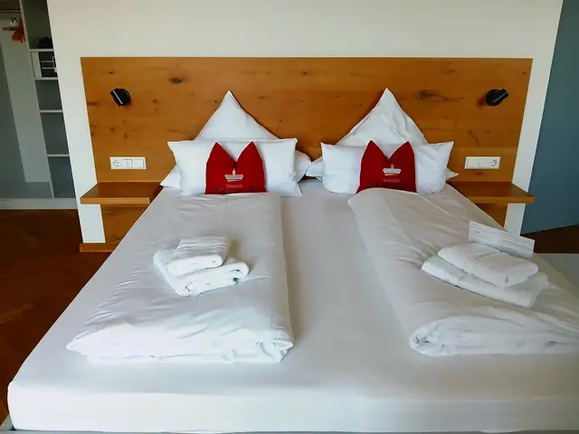 Eines der Zimmer. Alles ist sehr großzügig und modern gestaltet. Das wirkt toll in dem historischen Ambiente.  | Foto: sigischlottke