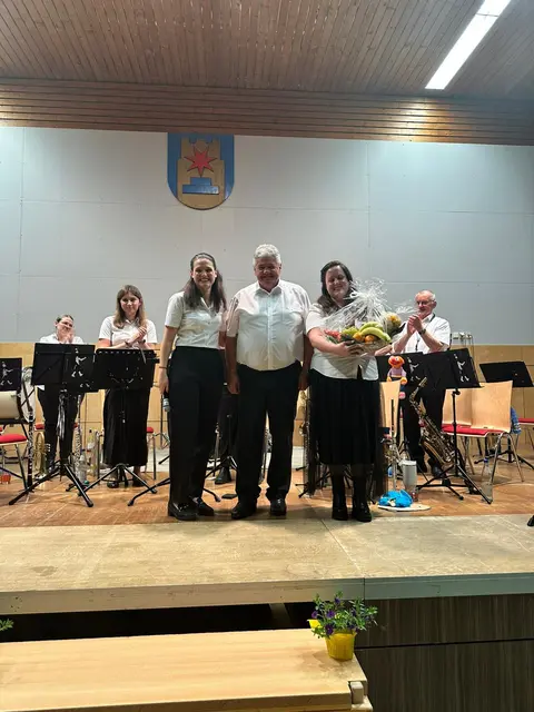 Ernennung von Dirk Brauner zum Ehrenvorstand - v.l.n.r.: Isabell Ungerer (erste Vorsitzende), Dirk Brauner, Sabrina Kálmán (zweite Vorsitzende) | Foto: privat: Ramona Wagner