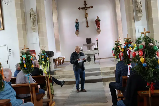 Ehrenbürger Georg Scheuerlein bei der Kirchenführung | Foto: Marga Specht