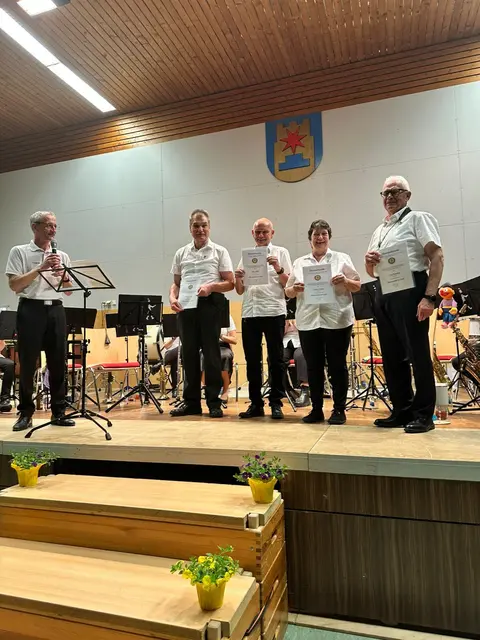 Ehrungen der aktiven Gründungsmitglieder für 40jährige treue Mitgliedschaft durch den Landesverband der Spielmanns- und Fanfarenzüge - v.l.n.r.: Thomas Korn (Vorsitzender Landesverband), Holger Haas, Peter Zöller, Ulrike Zöller, Gert Ponelies | Foto: privat: Ramona Wagner