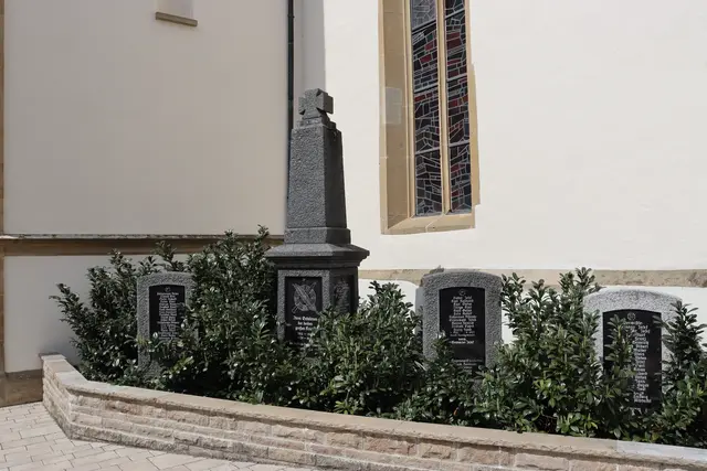 Kriegerdenkmal an der Kirche | Foto: Marga Specht