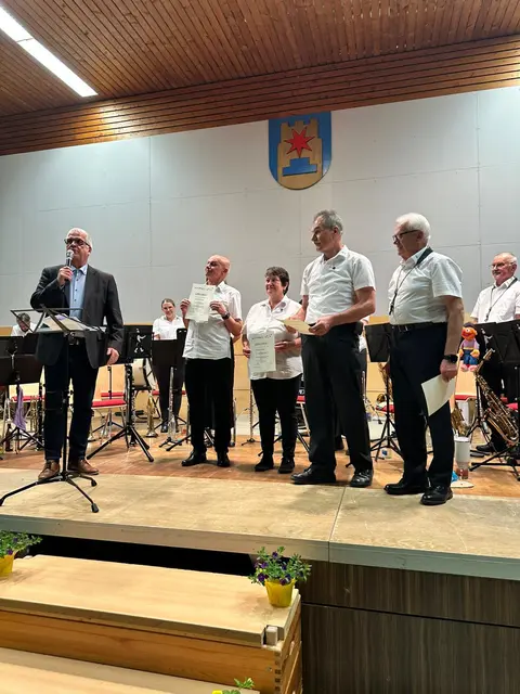 Ehrungen der aktiven Gründungsmitglieder für 40jährige treue Mitgliedschaft durch den Landesblasmusikverband - v.l.n.r.: Rainer Hoffmann (Blasmusikverband) Peter Zöller, Ulrike Zöller, Holger Haas, Gert Ponelies | Foto: privat: Ramona Wagner