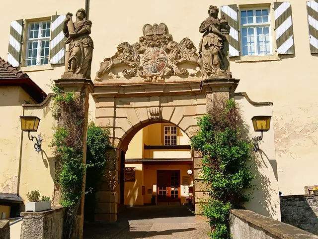 Nochmal durch dieses schöne Eingangsportal marschiert,  um die Hotelzimmer anzuschauen.   | Foto: sigischlottke