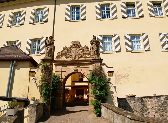 Nun sind wir wieder am Schloss angelangt und dürfen uns zwei Zimmer anschauen.  | Foto: sigischlottke