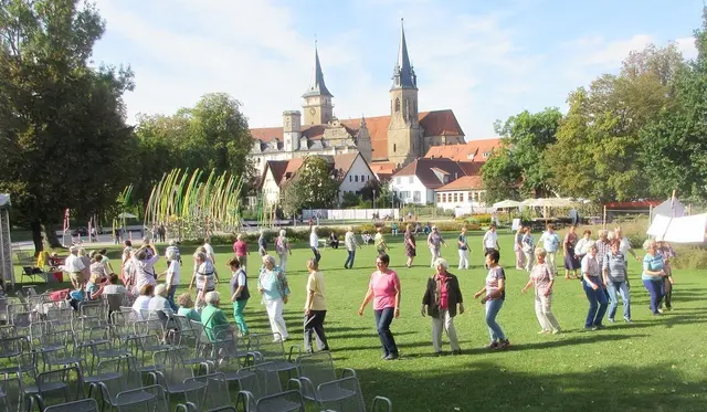 Der Bundesverband für Seniorentanz hatte im Oktober 2016 zu einem
Tanznachmittag auf die Landesgartenschau eingeladen. Auch der Volkstanzkreis Heilbronn war dabei. | Foto: Volkstanzkreis Heilbronn