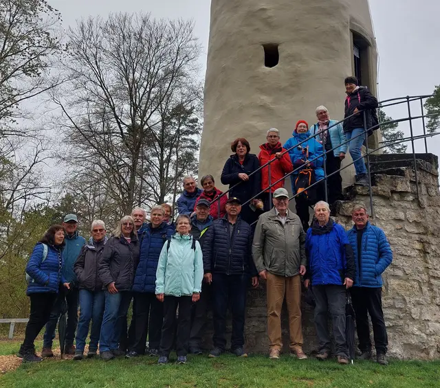 Auf den Wartberg mit dem Wartbergturm führte die April-Wanderung des Schwäbischen Albvereins, Ortsgruppe Untersteinbach. Wanderführerin war Monika Baumann. | Foto: Schwäbischer Albverein, Orstgruppe Untersteinbach / Dietmar Binder