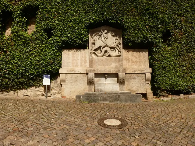 Am oberen Ende der Schlossstraße steht das Kriegerdenkmal.  | Foto: sigischlottke