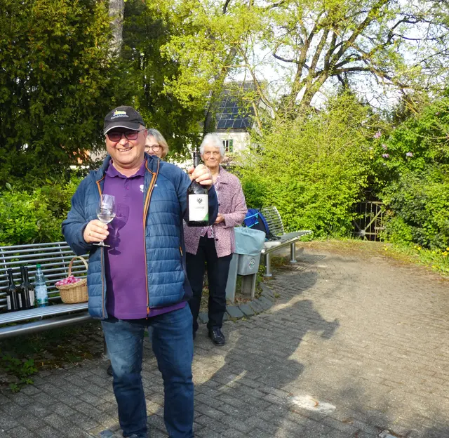 Weinerlebnisführer Pius Haaf lässt uns an einem kleinen Plätzchen über der Altstadt einen wunderbar duftenden frischen Sauvitage verkosten.  | Foto: sigischlottke