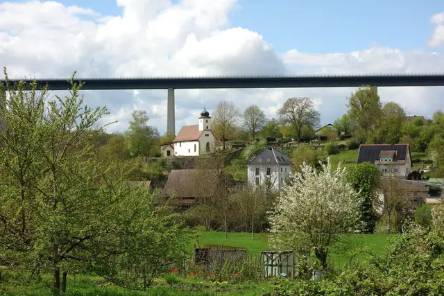 Die Autobahn A81, direkt darunter steht die Liebfrauenkapelle (ehem. Wallfahrtskirche) | Foto: Isolde Reitz