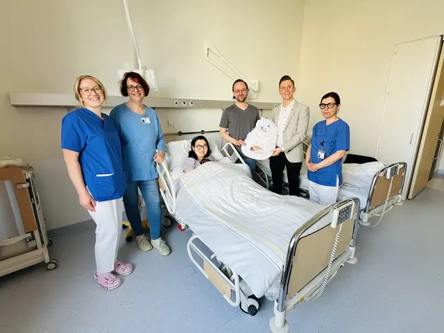 Von links nach rechts: Leonie Mack (Hebamme), Karin Berg (Pflegerische Bereichsleitung), glückliche Eltern mit ihrem Baby, Jonas Banar (Geschäftsführer der Stiftung „Große Hilfe für kleine Helden“), Elionor Roma Mas (Sektionsleiterin Geburtshilfe) | Foto: Bildnachweis: SLK-Kliniken Heilbronn GmbH 