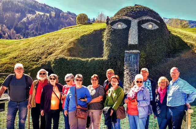 Die Hohenloher vor den faszinierenden Swarovski Kristallwelten | Foto: Margit Rupp