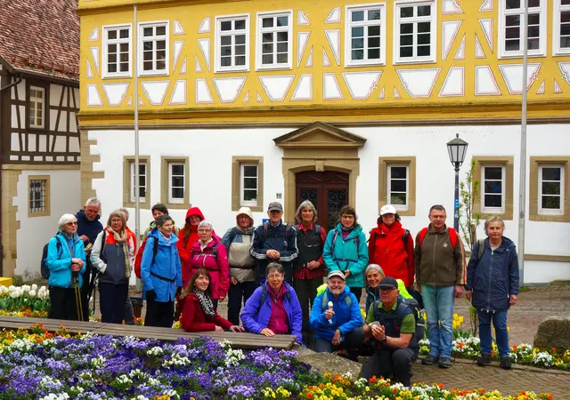Die 21 Wanderer der Aktivgruppe Talheim vor dem mächtigen Rathaus von Möckmühl -  am Marktplatz der historischen Altstadt. | Foto: Isolde Reitz