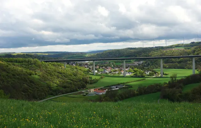 Widdern mit der 80 Meter hohen Jagsttalbrücke.
Sicht auf die Windräder vom Hardthäuser Wald und ganz im Hintergrund sind die Waldenburger Berge zu sehen! | Foto: Isolde Reitz