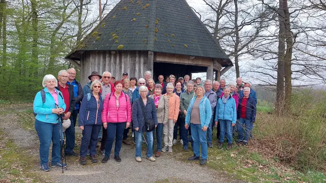 Pause an der Rundhütte hoch über Hohebach | Foto: Elfriede Baier 