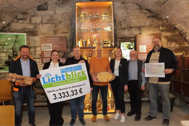 Die Spender zum 33-jährigen Jubiläum
Die Spender zum 33-jährigen Museums-Jubiläum. (v.l.) Der Brenner Meik Sartorius, Dina und Ronny Biedermann vom Pflegedienst Lichtblick Stromberg Zabergäu, der Bäcker Rainer Tabler mit dem gebackenen 33, Ulla Breitsprecher von der VR-Bank Ludwigsburg, Museumsleiter Kurt Sartorius und Joachim Bechtold von „So geht’s Systemlösungen“.

 | Foto: Schwäbisches Schnapsmuseum, Daniel Seybold