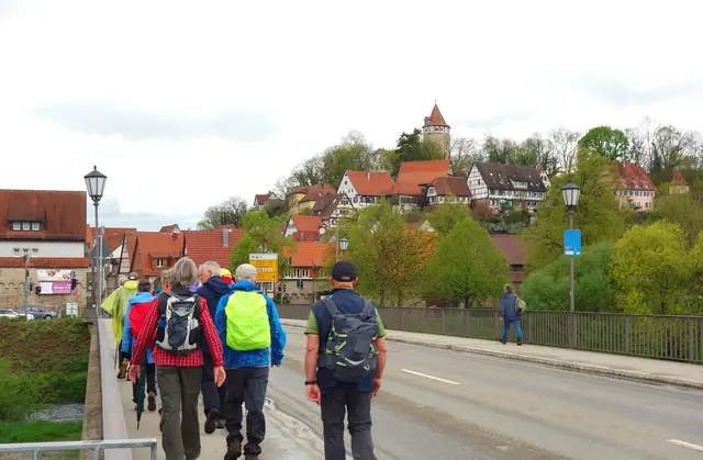 Einmarsch über die Jagstbrücke nach Möckmühl. | Foto: Isolde Reitz