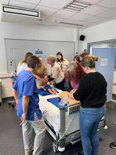 Bild: SLK-Mitarbeitende beim Fortbildungstag „Fit für Pädiatrie“ | Foto: Quelle: SLK-Kliniken