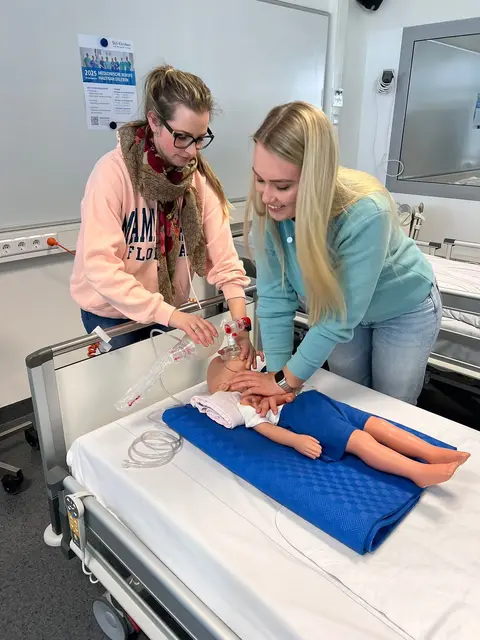 Bild: SLK-Mitarbeitende beim Fortbildungstag „Fit für Pädiatrie“ | Foto: Quelle: SLK-Kliniken