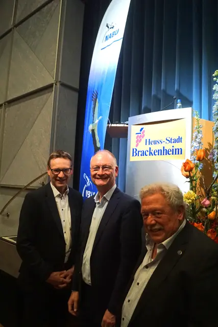 Sven Plöger (mitte) mit Bürgermeister Thomas Csaszar (li.) und NABU-Vorstand Adolf Monninger (re.) | Foto: Foto: NABU | Marco Lutz