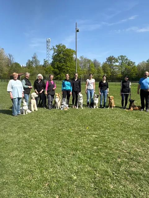 v.l. 
Gabi Aroldi mit Frida
Elke Hahn mit Franzi
Susanne Hillenbrand mit Penny
Marlene Neimeier mit Naya
Trainerin Elisa Wolf
Lisa Kühnle mit Malou
Ayleen Zierkwitz mit Holly
Hanna Proissl mit Abby
Lisa Dropulic mit Mila
Trainer Stefan Spohrer | Foto: Tanja Wolf