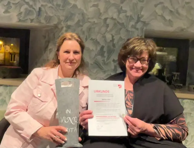 Katrin Stöhr-Klein überreicht die Verbandsehrung für 20 Jahre ehrenamtliches Engagement an Sabine Doll | Foto: AOB e. V.