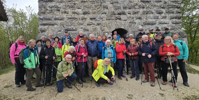 Die Eybacher und Lauffener Wanderfreunde vereint vor dem Ödenturm. | Foto: privat Bettina Wolf