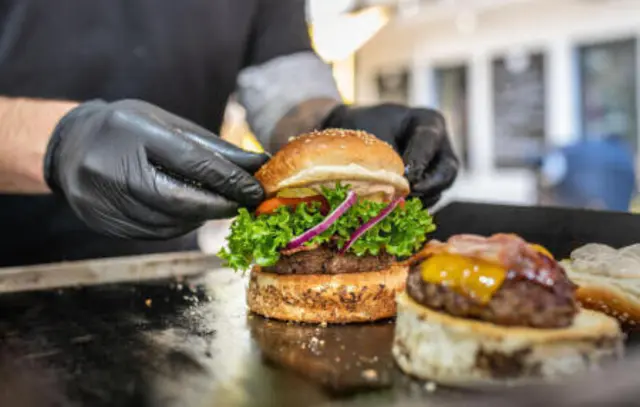Leckere Burger und gute Gespräche gibt es am Tag des Lokaljournalismus in Eppingen. | Foto: Robert,stock.adobe