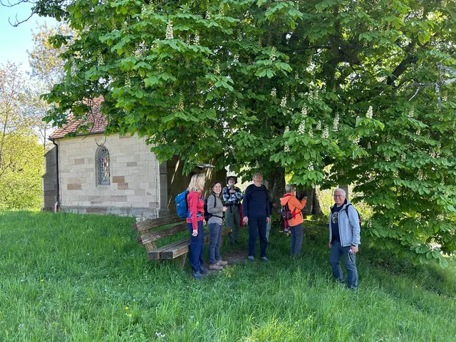 Unter dem großen Naturdenkmal einer Kastanie an der Kapelle | Foto: Albverein Weinsberg