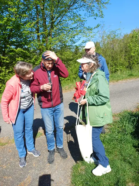 Das Fotobuch wir an Gisela und Peter überreicht | Foto: E. Rosendorf